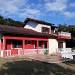 Vende ótima casa de 3 dormitórios, sendo 1 suíte,  amplo living, sacada, garagem coberta. Terreno amplo e todo cercado. Agende sua visita e venha conferir com nossa equipe!