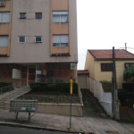 Vende excelente apartamento com 1 dormitório bem amplo, no bairro Partenon, próximo a Avenida Bento Gonçalves. Apartamento com sala, cozinha, banheiro, área de serviço e garagem no condomínio. Salão d