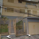 Casa com 3 dormitórios, 3 vagas de garagem, pátio, lareira, churrasqueira. Último andar, com entrada independente.&lt;BR&gt; &lt;BR&gt;A casa é muito mais interessante do quê parece ser pelas fotos.&l