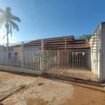 CASA DE ESQUINA COM GRANDE ESPAÇO SEM CONSTRUÇÃO