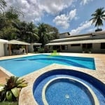 Casa à venda em condomínio Lauro de Freitas: 430m², 6 quartos, 4 suítes, piscina, área gourmet, área verde, segurança 24h, próxima à Estrada do Coco