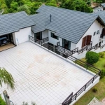 Casa de luxo em condomínio: 4 quartos, 3 suítes, 5 banheiros, 4 vagas de garagem em Atibaia-SP, bairro Portão, 550m².