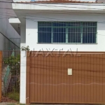 Sobrado com 240 m², 3 dormitórios, e 4 vagas de garagem, sala de estar e 2 banheiros.