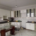 Casa de 270m² com 3 dormitórios, 1 suíte, sala, cozinha, lavanderia possui uma edícula e 5 vagas.