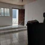 Casa com 40m²,  1 dormitório, cozinha, 1 banheiro e varanda. Vila Gustavo.