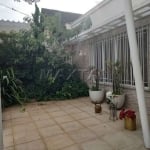 Casa com 3 dormitórios em excelente local. Com 3 vagas, terreno 9 metros de frente x 25 metros