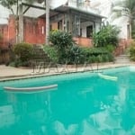 Casa térrea com piscina no Tremembé, com 3 dormitórios, sala 2 ambientes, lareira e quintal.