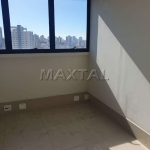 Sala Comercial em local privilegiado com área útil de 36 m², com um banheiro.