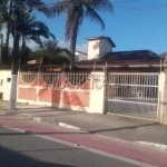 Casa à venda em Bertioga na Rua Oswaldo Cruz,  à 700 metros da praia,  com 3 suítes e 4 vagas.