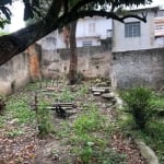 Terreno com uma casa antiga, com 10 metros de frente e 56,45 metros de frente aos fundos.