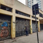 Loja no Centro da cidade para locação, com 250m² e 3 banheiros, em avenida movimentada.