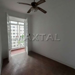 Apartamento com 61m², sala com varanda, 1 dormitório, cozinha, banheiro, área de serviço.