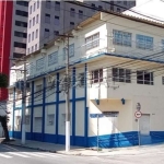 Prédio comercial de 612 m², divididos em 3  andares. Em ótima localização entre o Metrô Santana.