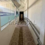 Predio comercial com varias salas multiuso, seis banheiros, piscina, área de serviço.