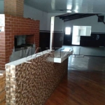 Salão comercial na Santa Teresinha, de 100m². Com 3 banheiros, para locação.