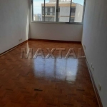 Apartamento para locação em Santana com 2 dormitórios, sala ampla, cozinha com armários.