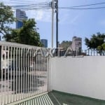 Sobrado comercial de 120m² para alugar próximo ao metrô. Com 2 banheiros e 2 vagas de garagem.