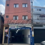 Prédio residencial de 2 andares com 4 apartamentos e um comércio no térreo.