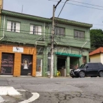 Prédio à venda com 4 apartamentos, para investimento com renda. De 402m², na Vila Nivi.