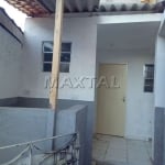 Casa Residencial de fundos 40m² contendo um dormitório, uma cozinha e um banheiro.