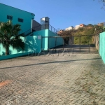 Galpão em Suzano com 5.640 m², 3 banheiros, escritório moderno e 100 vagas de estacionamento.