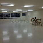 Sala comercial, 147m², em zona comercial da Rua Voluntários da Pátria, salão amplo, 2 banheiros.