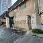 Casa comercial na Rua Doutor Cesar, 447m² de terreno, 320m² de construção, com 2 casas nos fundos.