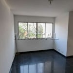 Apartamento em Santana com dois dormitórios, dois banheiros, cozinha, área de serviço e vaga fixa.