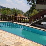 Residência de alto padrão com 04 suítes, 6 vagas, piscina e pomar. Serra da Cantareira.