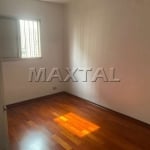 Apartamento de 55m², 2 dormitórios, 1 sala, cozinha, e área de serviço, com vaga de garagem.