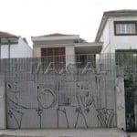 Casa Assobradada com 190m², 3 dormitórios, 4 banheiros e 4 vagas de garagem.