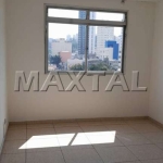 Apartamento em Santana medindo 83m², com 2 dormitórios, sala, banheiro e 2 elevadores.