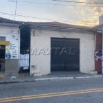 Salão comercial à venda com 2 casas, na Vila Nivi. De 90m², em ótima localização.