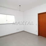 Apartamento para locação no Parque Mandaqui, 34m² com 1 dormitório, sala, sacada, cozinha e 1 vaga.