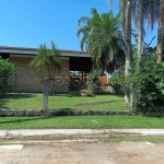 Ótima casa térrea em condomínio, com 3 dormitórios e churrasqueira, na praia do Lázaro em Ubatuba!