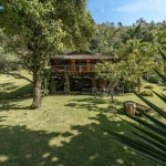 Linda casa em estilo rústico, pé na areia, com 3 dormitórios e espaço gourmet, na praia Grande do Bonete em Ubatuba!