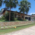 Linda casa em condomínio, pertinho do mar, com 3 suítes e varanda gourmet, na praia do Lázaro em Ubatuba!