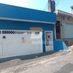 Alugo Casa com 03 cômodos grandes com uma Ótima varanda interligada e garagem com portão automático.