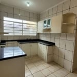 Atraente casa tipo para venda com 3 quartos, sendo 1 suíte, 112m²