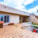 Casa de 3 dormitórios sendo 1 suíte, cozinha/copa, banheiro social, amplo living para 2 ambientes com lareira, sala de jantar, garagem para até 3 carros, terraço, área de serviço e pátio nos fundos. Ó