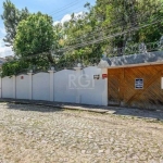 Casa de altíssimo padrão à 150 mts do Calçadão de Ipanema! 4 suítes, sendo a master com 70 m² inspirada na Suíte do Hotel de Crillon de Paris ( Praça da Concórdia ), o estar íntimo do 2º piso se comun