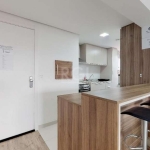 Apartamento de 62m² semi mobiliado, com 2 dormitórios sendo 1 suíte, banheiro social com ventilação natural, cozinha americana com churrasqueira, área de serviço integrada e 2 vagas de garagem coberta