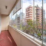 Ótimo apartamento no Menino Deus, desocupado, de frente, com 70m² privativos, de 2 dormitórios. Possui living amplo, 2 dormitórios sendo 1 com ampla sacada, banheiro com ventilação natural, cozinha, á