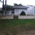 Casa de 2 dormitórios em avenida do bairro Hípica, medindo 80 m² privativos, terreno grande com área total de 480 m². Garagem para 4 carros, sala, cozinha, área de serviço e  gradil. Excelente localiz