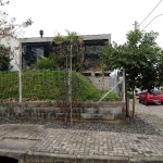 Vende, ótima casa com ampla sala de estar, cozinha mobiliada, 2 dormitórios sendo uma suíte com sacada, 2 banheiros, quiosque com churrasqueira, pátio nos fundos, garagem coberta para 2 carros, casa m