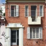 Vende casa no bairro Medianeira, com 3 dormitórios, 80m² privativos. Terreno com 133,10m² total. Muito bem localizado. Próximo ao antigo Olímpico. Agende sua visita com nossos corretores!!!