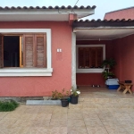 Vende casa ótima com 3 dormitórios, 2 banheiros, sala, cozinha modelada em porcelanato, ar condicionado, quiosque mobiliado com churrasqueira, pátio nos fundos, garagem para 2 carros, gradil com motor