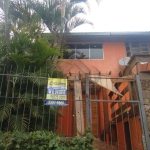 Vende ótima casa com 4 dormitórios e 3 banheiros. Terreno grande, com garagem coberta para 1 carro. Proprietário aceita proposta com carro e estuda qualquer proposta. Casa precisa de reparo. Somente á