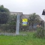 Linda casa na estrada Chapéu do Sol com 3 dormitórios, sala, cozinha, banheiro, garagem para 3 carros cobertas. Com belo pátio na frente e nos fundos com mais uma casa semi acabada com 2 dormitórios. 