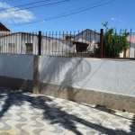 Vende casa de 3 dormitórios, 1 banheiro, garagem para 1 carro coberta, 1 sala de estar, 1 sala de jantar, pátio com piso, toda murada e com grade, portão eletrônico. Agende sua visita!